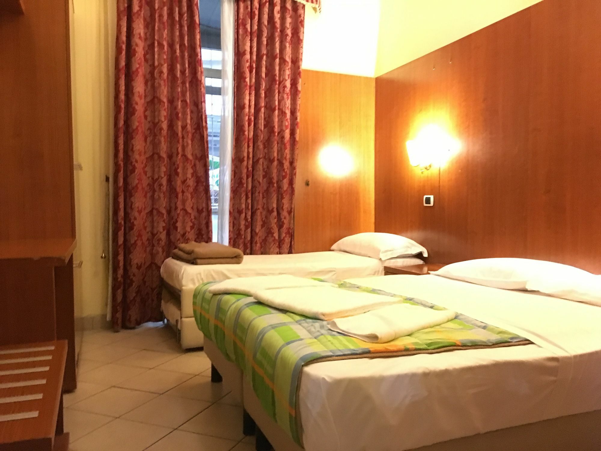 Готель Rome Terminal House Екстер'єр фото